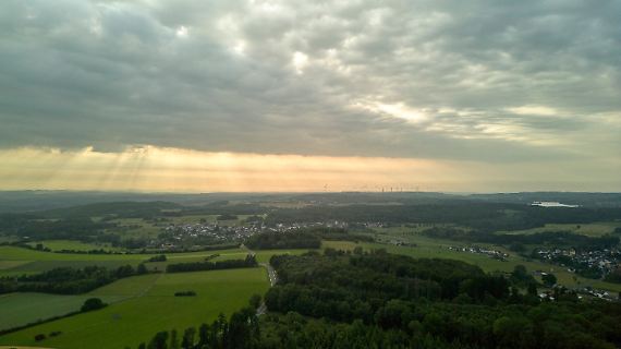 Sonnenstrahlen über Landschaft