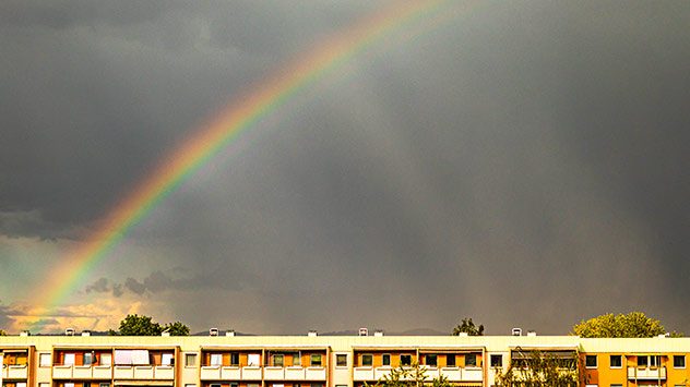 Regenbogen über einem Feld